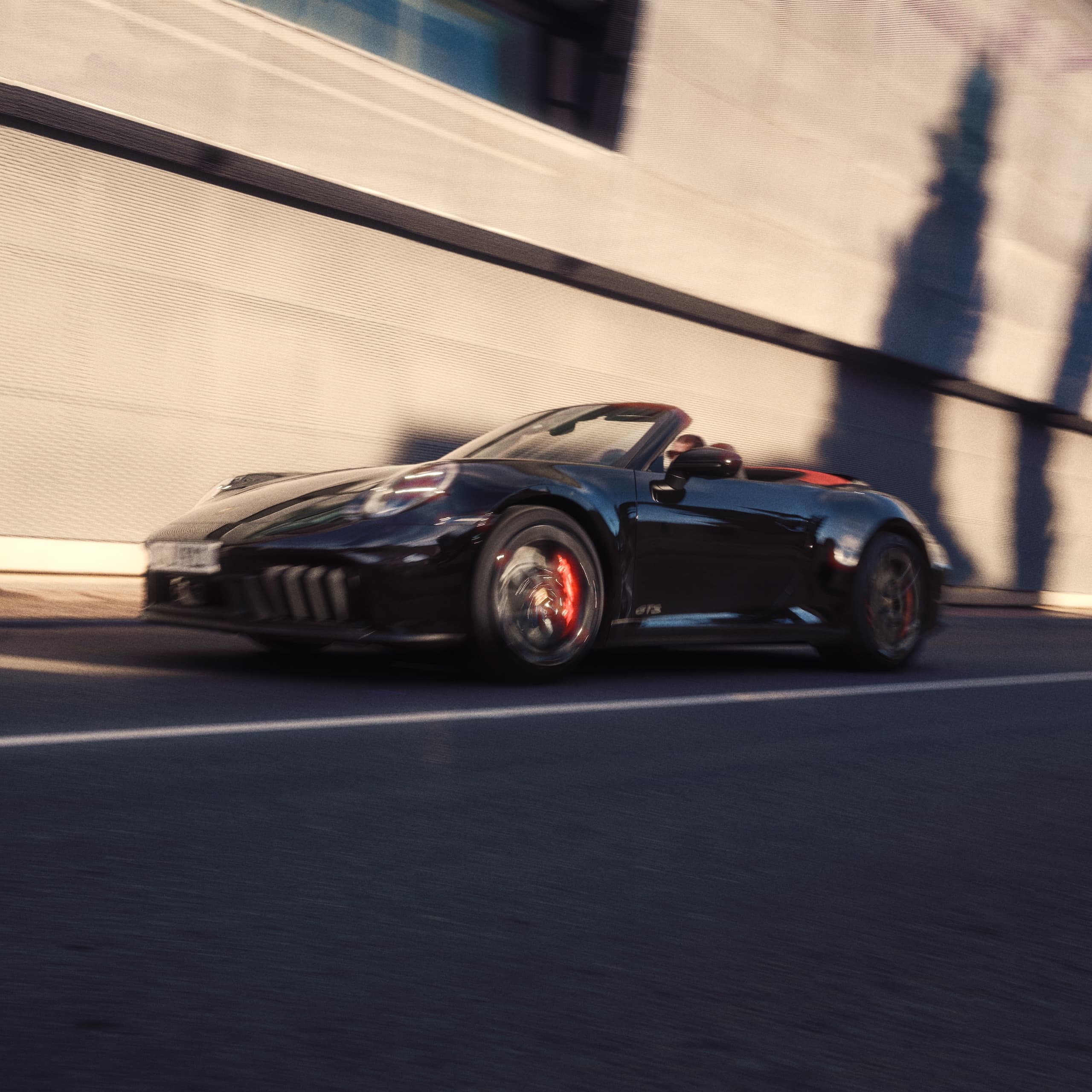 Ein Porsche 911 fährt eine Straße hinunter.